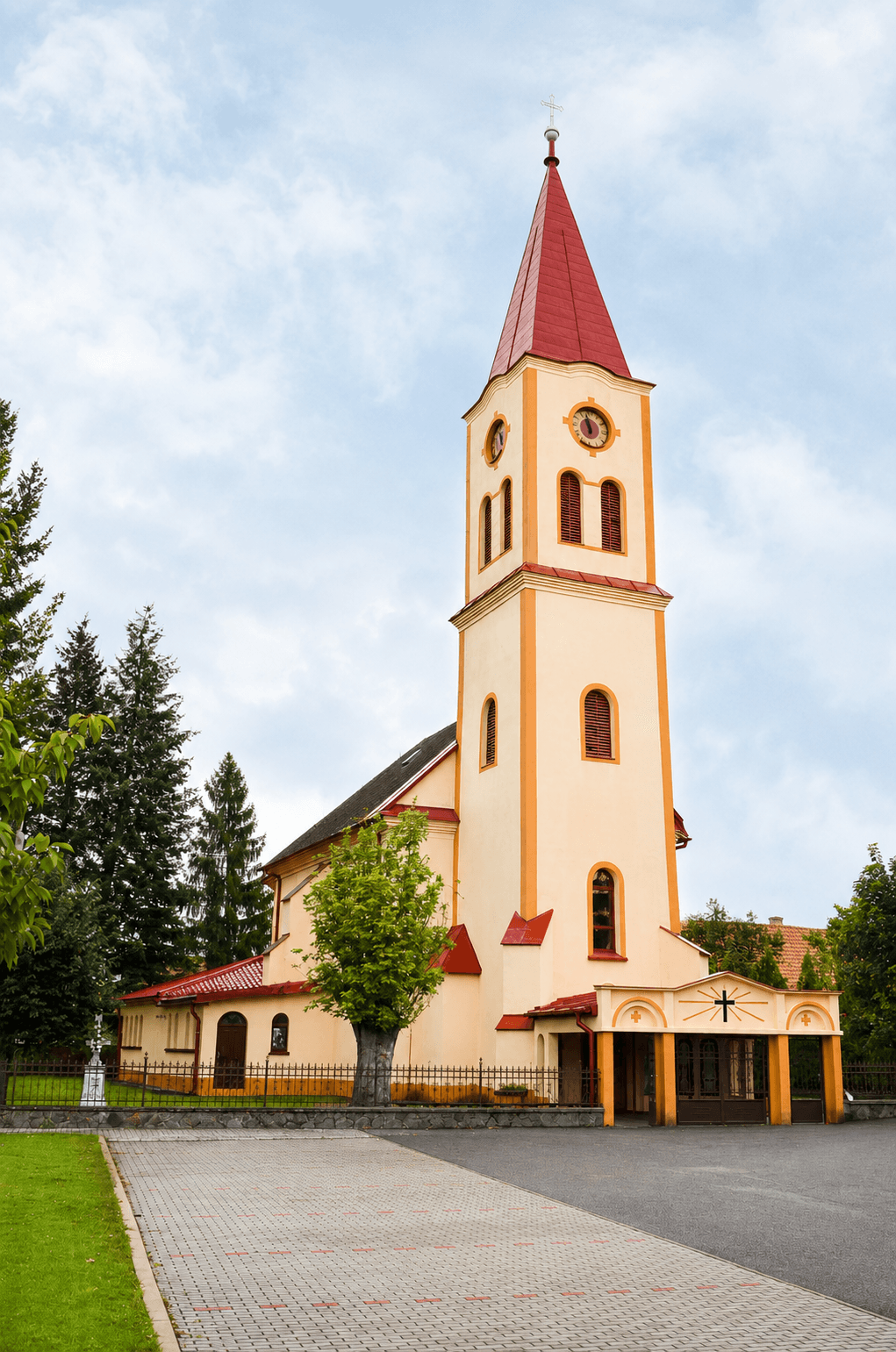 Kościół parafialny pw. Najświętszego Serca Jezusowego w Sačurovie